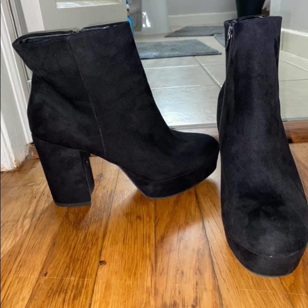 BRAND NEW NEVER WORN Chunky Heel Suede Booties